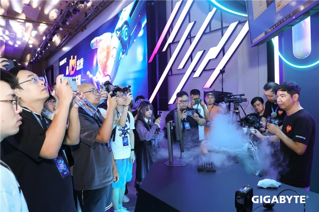 7.3GHz新紀(jì)錄！HiCookie再創(chuàng)9800X3D+技嘉X870主板超頻戰(zhàn)績(jī)