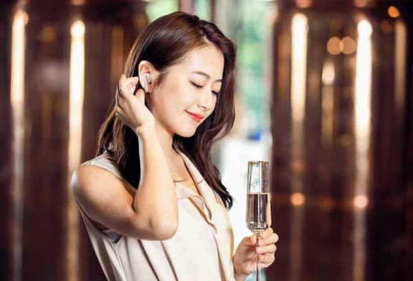 致敬勇敢追求自我的職場女性，送她飛利浦T5506降噪藍牙耳機