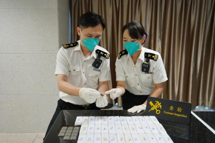 一男子身綁306塊CPU走私被當(dāng)場查獲！
