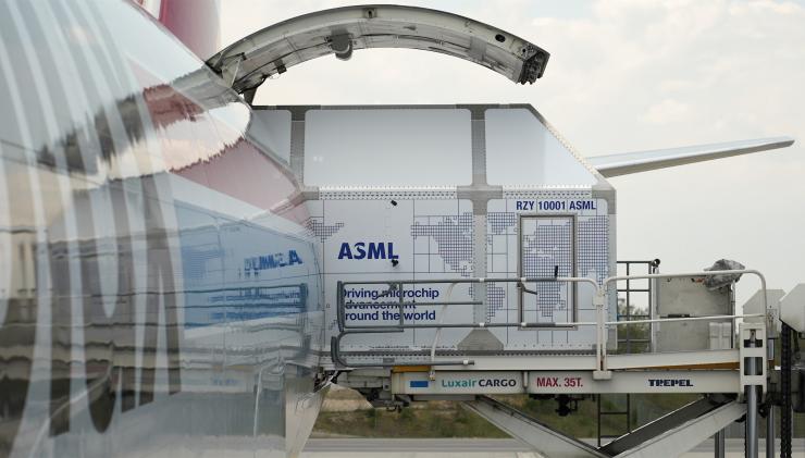 ASML狂賺500多億：“多余”的光刻機全都賣到了中國