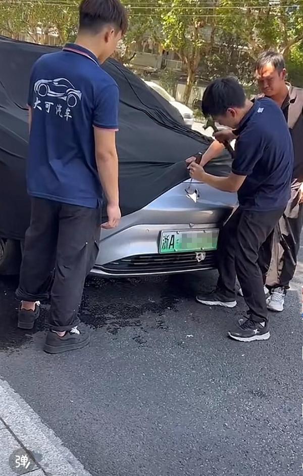 汽車自燃，廠家第一時間蓋黑布、撬車標？官方緊急回應(yīng)！