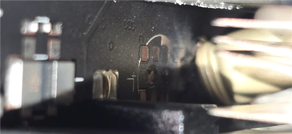 英偉達RTX 5090被曝電容爆炸：金屬散熱片直接炸彎！