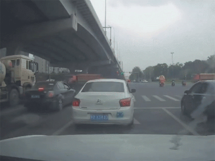 成都一特斯拉“失控”連撞11車，剎車燈成爭(zhēng)議焦點(diǎn)