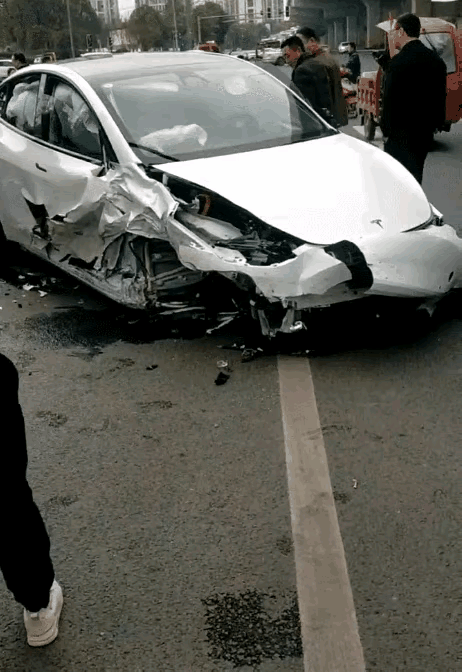 成都一特斯拉“失控”連撞11車，剎車燈成爭(zhēng)議焦點(diǎn)