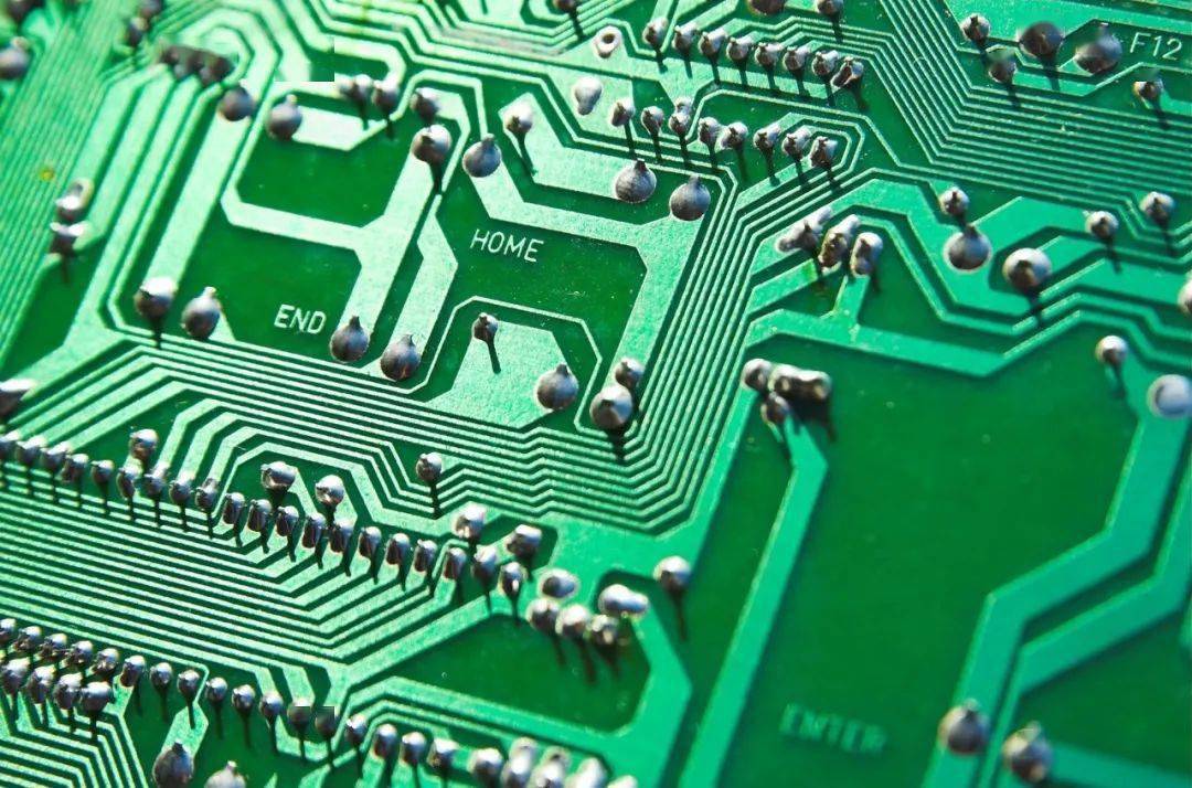什么類型的PCB能承受住100 A的電流？