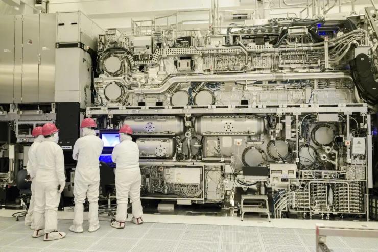 英特爾完成全球首臺ASML High NA EUV光刻機(jī)組裝！