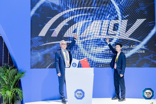 聯盟《供應鏈網絡安全白皮書》立項啟動儀式現場，TUV南德孫建軍（左）作為代表出席
