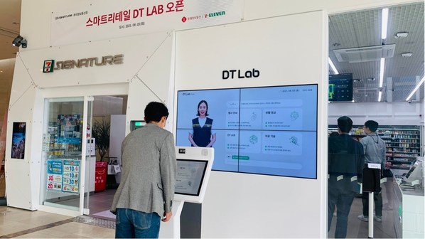 首爾加山洞Lotte Information and Communication大樓內(nèi)的7-11便利店內(nèi)，一位客戶正在使用AI Clerk。AI Clerk回答產(chǎn)品和附近地點相關(guān)問題。