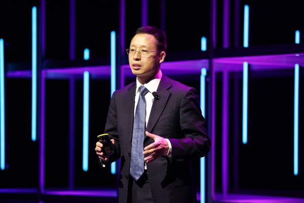 華為公司副總裁、光產(chǎn)品線總裁靳玉志發(fā)表主題演講