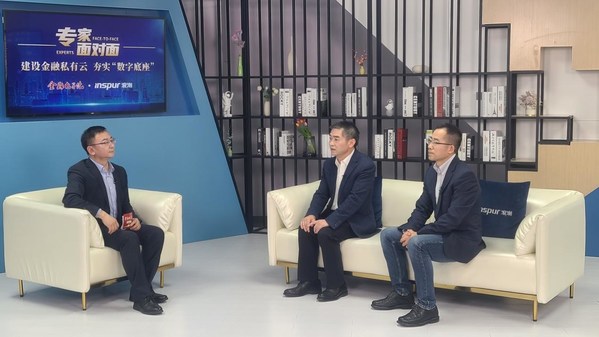 《金融電子化》雜志社副總編邵山（左）、中國農(nóng)業(yè)發(fā)展銀行信息科技部副總經(jīng)理兼運維中心總經(jīng)理茍飛（中）、 浪潮數(shù)據(jù)云計算方案總監(jiān)劉?。ㄓ遥┕苍捊鹑趧?chuàng)新云