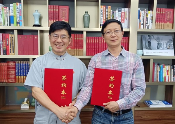 浙江省婚慶行業(yè)協(xié)會(huì)會(huì)長(zhǎng)李正亮(左)與看看浙江網(wǎng)總裁謝小聰(右)簽訂戰(zhàn)略合作協(xié)議