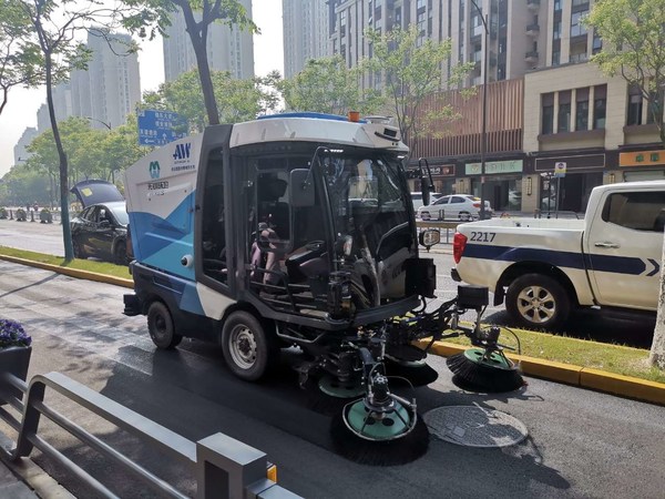 仙途智能Autowise.ai自動(dòng)駕駛清掃車在無錫安鎮(zhèn)街頭清掃作業(yè)