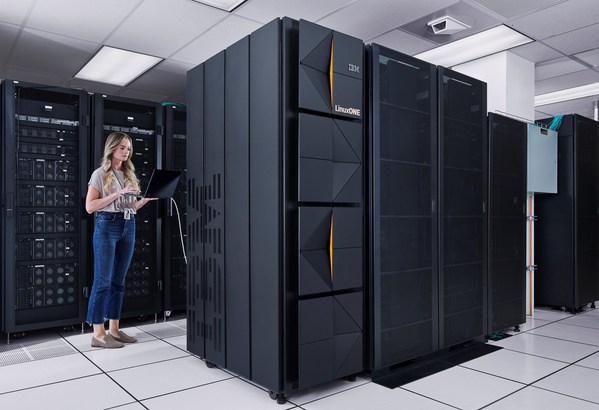 將Linux工作負載整合在五臺IBM LinuxONE Emperor 4系統(tǒng)上，與將相同工作負載運行在類似條件下的x86服務器上相比，企業(yè)每年可以減少75%的能耗，節(jié)約50%的空間，減少超過850公噸的二氧化碳排放量[2]。