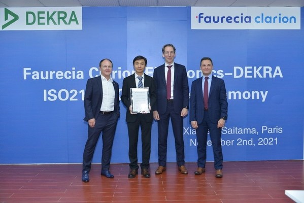 從左到右：DEKRA德凱功能安全全球高級副總裁Gerhard Rieger先生、佛吉亞歌樂電子中國區(qū)研發(fā)總監(jiān)何冬先生、佛吉亞歌樂電子Total Customer Satisfaction & Transformation Vice President Benjamin Thoma博士、DEKRA德凱亞太區(qū)高級副總裁Kilian Aviles博士