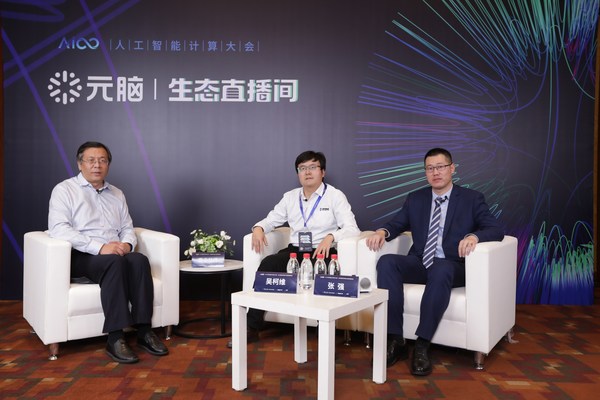 卓視智通創(chuàng)始人兼CEO吳柯維（中）、浪潮信息AI&HPC副總經(jīng)理張強(qiáng)（右）