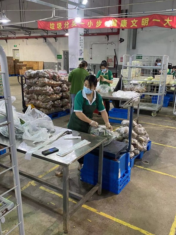 華住易購工作人員考察叮咚中轉(zhuǎn)倉。