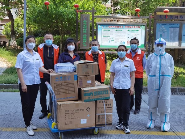 曼朗醫(yī)療向天山路街道、虹橋鎮(zhèn)金虹大廈居委會捐贈醫(yī)療物資