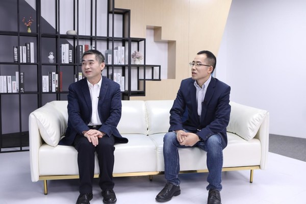 中國農(nóng)業(yè)發(fā)展銀行信息科技部副總經(jīng)理兼運維中心總經(jīng)理茍飛與浪潮數(shù)據(jù)云計算方案總監(jiān)劉健共話金融云創(chuàng)新