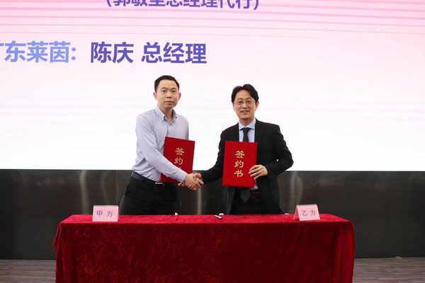 海鷗住工總經(jīng)理郭敏堅（左）與TUV萊茵大中華區(qū)管理體系服務(wù)企業(yè)可持續(xù)服務(wù)總經(jīng)理陳慶簽約合影