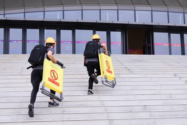 接到電梯應(yīng)急救援任務(wù)后，奧的斯機(jī)電維保員工第一時(shí)間趕往現(xiàn)場(chǎng)