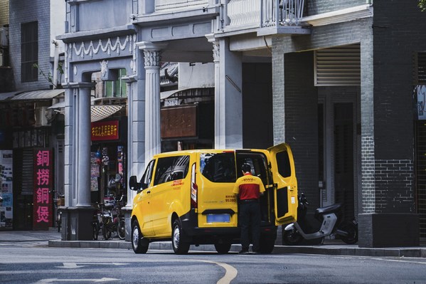 中外運敦豪派送車在廣州市內(nèi)派件