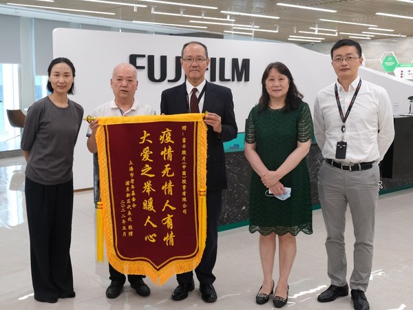 左起：富士膠片（中國）品牌總監(jiān)史詠華、上海市老年基金會浦東新區(qū)代表處秘書長嚴(yán)懷中、富士膠片（中國）總裁田中健一、上海市老年基金會浦東新區(qū)代表處辦公室主任崇明蘭、富士膠片（中國）副總裁朱俊