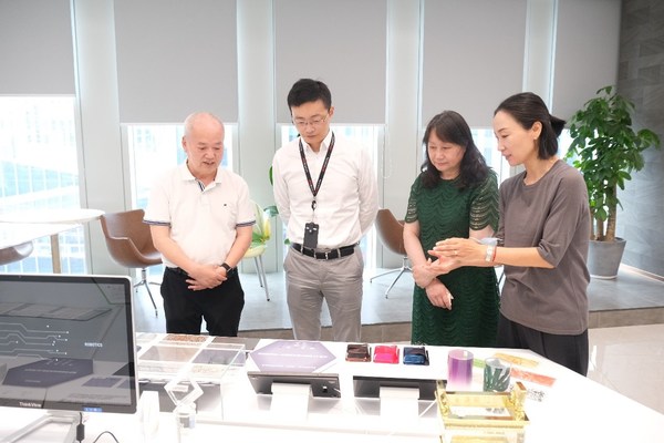 富士膠片（中國）品牌總監(jiān)史詠華向上海市老年基金會浦東新區(qū)代表處秘書長嚴(yán)懷中、辦公室主任崇明蘭介紹“富士膠片開放創(chuàng)新中心·中國上海分站”展示的最新技術(shù)和服務(wù)