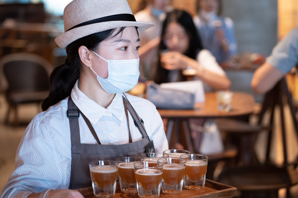 伙伴為堂食的顧客服務(wù)