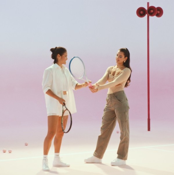 Emma教Dua Lipa正確的網(wǎng)球拍握拍姿勢(shì)
