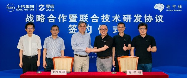 地平線與上汽集團(tuán)簽約儀式 （從左至右）：上汽集團(tuán)副總裁、總工程師祖似杰，上汽集團(tuán)總裁王曉秋，上汽集團(tuán)董事長(zhǎng)陳虹；地平線創(chuàng)始人兼首席科學(xué)家余凱博士，地平線總裁陳黎明博士；地平線聯(lián)合創(chuàng)始人兼CTO黃暢博士