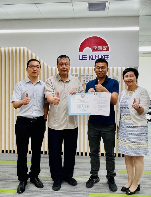 李錦記醬料集團(tuán)營運(yùn)總裁范小剛（左二）和李錦記中國企業(yè)事務(wù)總監(jiān)賴潔珊（右一）接受LEED認(rèn)證授牌