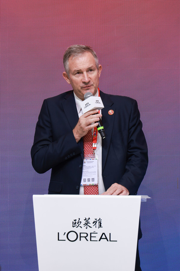 法國(guó)駐華大使羅梁在歐萊雅展臺(tái)開(kāi)幕儀式上發(fā)言