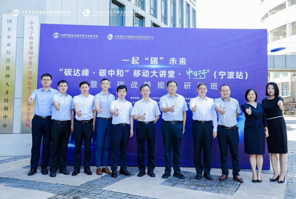 右二：必維體系認證事業(yè)群總經(jīng)理  鄒鳳賢女士；右一：必維體系認證事業(yè)群銷售總監(jiān)  蘭海容女士