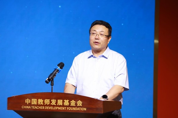 中國教師發(fā)展基金會秘書長宋家樂主持儀式