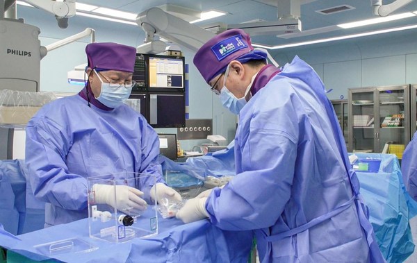 ?；菝魣F隊為患者實施釔[90Y]微球注射液精準介入手術(shù)