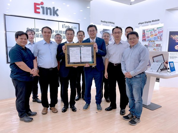 E Ink元太科技取得全球首張電子紙模組碳足跡盤查證書，由E Ink元太科技董事長李政昊（圖中右）代表接受BSI英國標準協(xié)會東北亞區(qū)總經(jīng)理蒲樹盛（圖中左）頒證。
