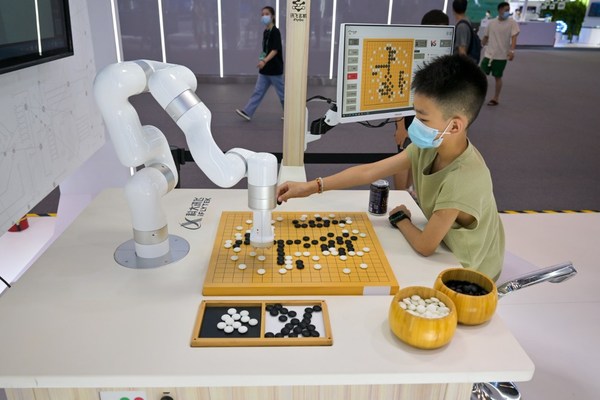 8月22日，小朋友在展場同訊飛玄機(jī)（iFlyGo）弈棋機(jī)器人下圍棋。（攝影/甘俠義）