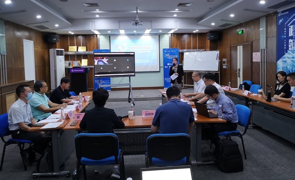 北京市經(jīng)濟(jì)和信息化局一級調(diào)研員辛欣、修正藥業(yè)集團(tuán)副總裁姜瑩進(jìn)行致辭。