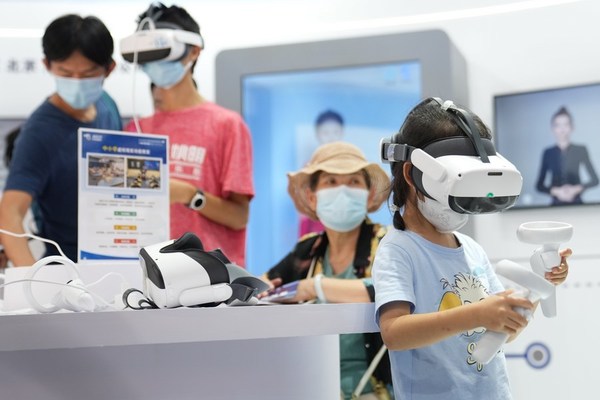 9月4日，在服貿(mào)會(huì)首鋼園區(qū)文旅服務(wù)專題展，小朋友在進(jìn)行VR體驗(yàn)。新華社記者 鞠煥宗 攝