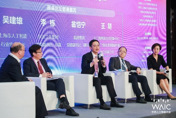 東浩蘭生集團(tuán)黨委副書記、總裁、上海外服黨委書記、董事長李棟參加圓桌論壇