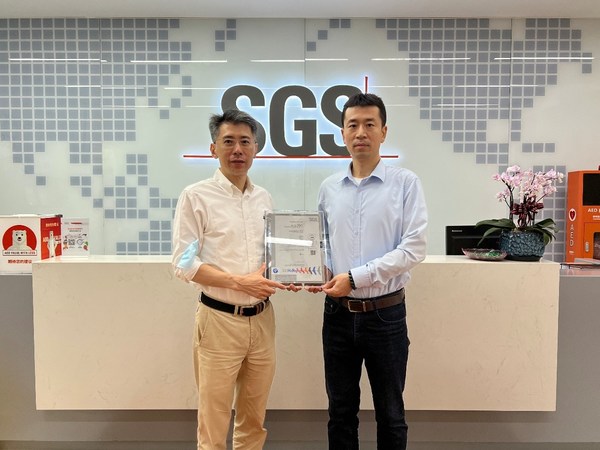 SGS為科勒頒發(fā)SGS獨立慧鑒認證證書；科勒（中國）投資有限公司廚房事業(yè)部總經(jīng)理范震宇（圖左）SGS輕工產(chǎn)品事業(yè)部中國區(qū)高級銷售經(jīng)理王鵬（圖右）