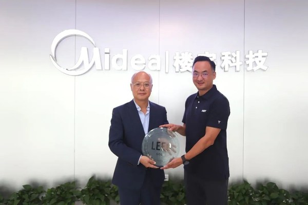 USGBC北亞區(qū)董事總經理杜日生（左）與美的樓宇科技解決方案與交付總監(jiān)楊鵬宇（右）