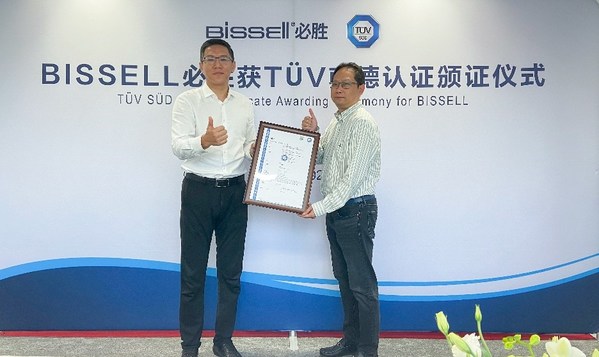 TUV南德大中華區(qū)消費品服務部高級副總裁陳灝漩（右一）為BISSELL必勝頒發(fā)證書