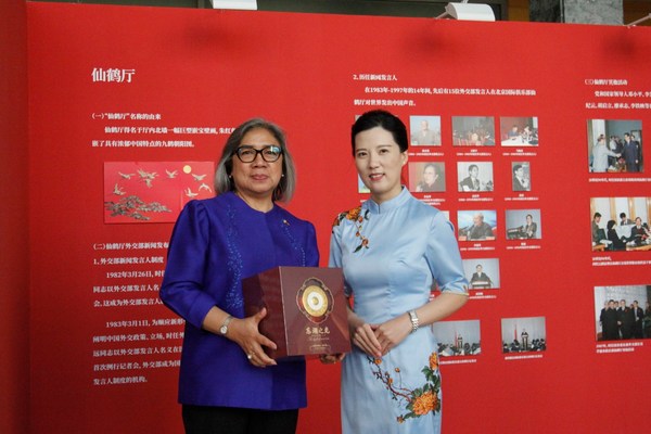 八馬茶仙子向菲律賓駐華使館農(nóng)業(yè)參贊安娜·阿比切拉贈(zèng)送茶禮“東湖之光”