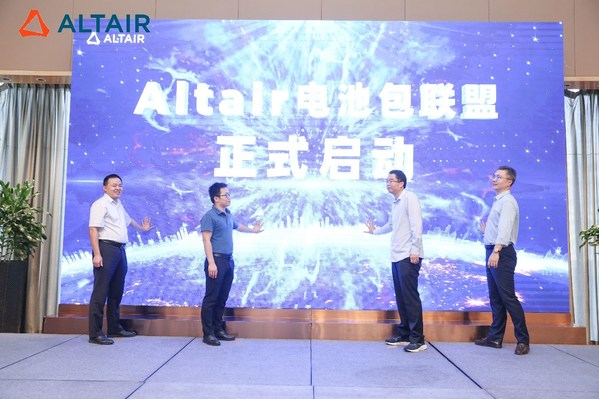 左起中國汽車工程研究院股份有限公司汽車安全技術(shù)中心性能開發(fā)室室主任史愛民、上汽通用五菱CAE經(jīng)理吳龍質(zhì)、比亞迪鋰電池有限公司仿真技術(shù)部經(jīng)理雷松博士、Altair汽車行業(yè)總監(jiān)劉志強