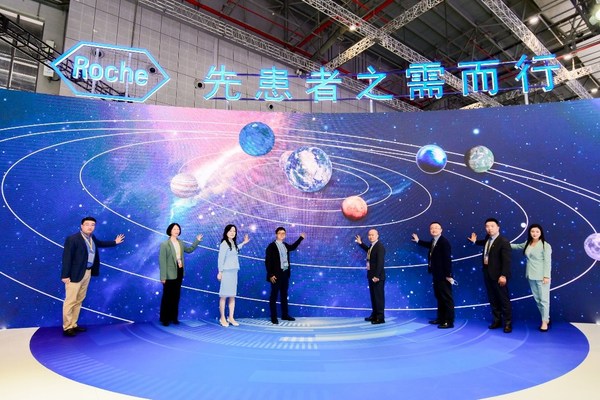 左起：羅氏制藥中國(guó)血液負(fù)責(zé)人是豪、羅氏全球藥品開發(fā)中國(guó)中心負(fù)責(zé)人李昕博士、上海交通大學(xué)醫(yī)學(xué)院附屬瑞金醫(yī)院副院長(zhǎng)趙維蒞教授、淋巴瘤之家創(chuàng)始人顧洪飛、中華醫(yī)學(xué)會(huì)血液學(xué)會(huì)分會(huì)主任委員吳德沛教授、羅氏制藥中國(guó)客戶交互模式腫瘤領(lǐng)域總經(jīng)理錢巍、羅氏制藥中國(guó)醫(yī)學(xué)及個(gè)體化醫(yī)療副總裁李濱、羅氏制藥企業(yè)事務(wù)與傳播副總裁隆偉利