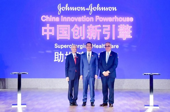 強(qiáng)生首席執(zhí)行官杜安卿Joaquin Duato（左）與強(qiáng)生全球資深副總裁、中國區(qū)主席宋為群（中）共同啟動(dòng)強(qiáng)生中國創(chuàng)新引擎