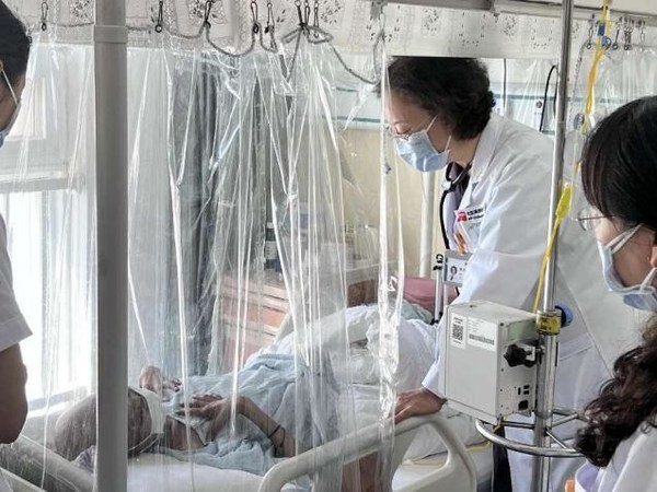 吳彤主任詢問(wèn)患者情況