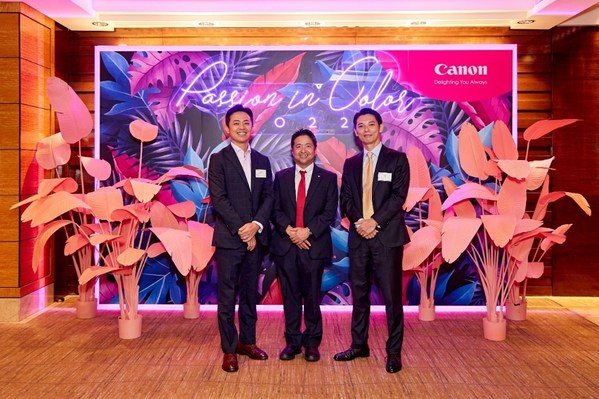 1.佳能香港董事長及行政總裁尾澤一弘先生(中)歡迎行業(yè)領袖到訪“Passion in Color 2022”活動，并鼓勵來賓盡情釋放想像力。