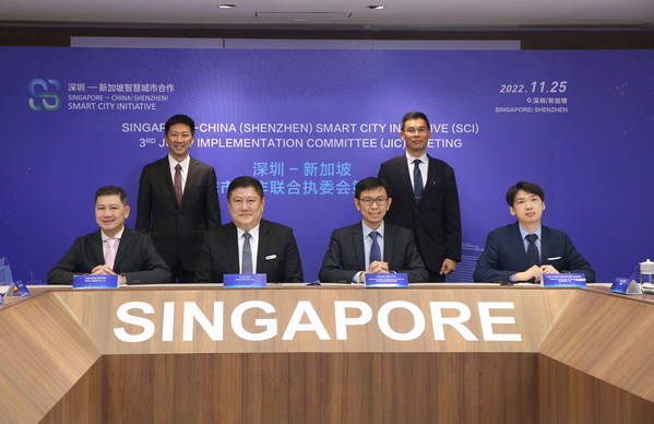 MOU Batch 1     (Standing Left) Mr Ian Mak. Assistant Chief Executive, International. Infocomm Media Development Authority  麥重乙  資訊通信媒體發(fā)展局國際群 助理局長     (Standing Right) Mr Joseph Leong, Permanent Secretary for Communications and Information  新加坡通訊及新聞部常任秘書梁穎強先生     Tan Kian Heong President, Strides Digital  陳健雄 總裁     Fuji Foo Managing Director, Strides DST   符史山 常務(wù)董事     Mr Leong Der Yao, Assistant Chief Executive, Sectoral Transformation Group, IMDA  梁德耀  新加坡資訊通信媒體發(fā)展局助理局長     Tee Chee Keong Benjamin, Vice Dean (Research), College of Design and Engineering National University of Singapore  鄭志強副教授 新加坡國立大學(xué)設(shè)計與工程學(xué)院副院長（科研）